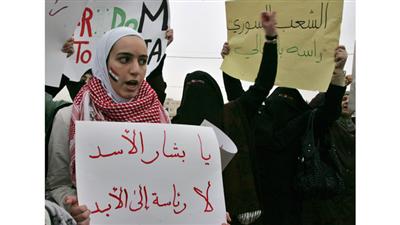 سوريات في الأردن يتظاهرن ضد النظام السوري (رويترز)