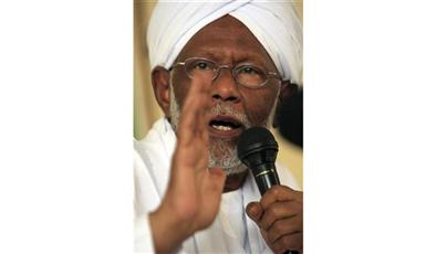 السودان يغلق صحيفة للترابي في إطار حملة على وسائل الإعلام