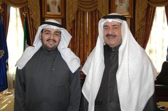 الشيخ أحمد الحمود خلال استقباله المحامي العلي