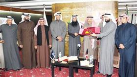 درع تذكارية للبابطين من جمعية المهندسين