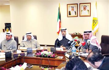 عبدالعزيز النقي والشيخ عبدالعزيز الصباح في المؤتمر الصحافي
