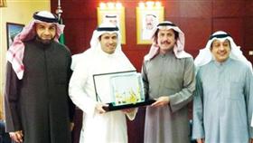 السفير الشيخ عزام الصباح مكرما الدبلوماسي نواف الموعد