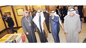 الوزير النومس يستمع لشرح من خليف الاذينة اثناء تجوله في معرض الفنون الاسلامية