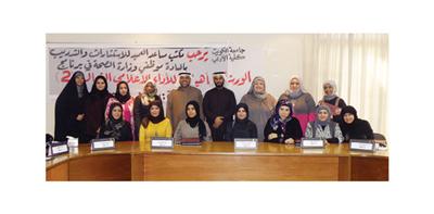 د. خالد القحص ود. عبدالهادي العجمي يتوسطان المشاركين