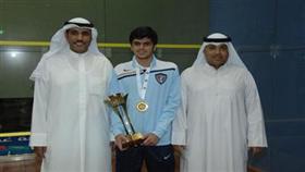 فايز المطيري (يسار) ووليد الصميعي واللاعب يوسف نزار