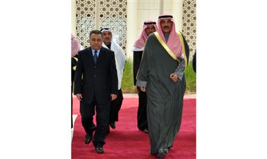 ممثل سمو الأمير أثناء مغادرته البلاد