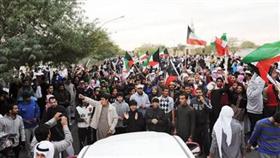 مظاهرة وسط الدخان