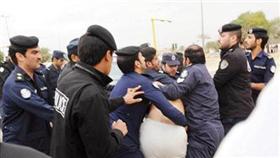 متظاهر يقاوم رجال الامن