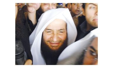 الشيخ عبدالرحمن عبدالخالق بين مؤيديه لدى وصوله مصر
