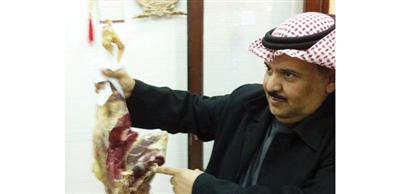 مشعل أبا الصافي يعرض لحوماً غير صالحة للاستهلاك