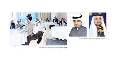 فاضل صفر متحدثاً عقب افتتاح المؤتمر - < أحمد المنفوحي - فاضل صفر وفالح الشمري ومشعل العازمي خلال المؤتمر أمس