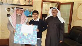 مدير المدرسة يكرم أحد الطلبة