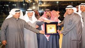 الشيخ أحمد الخليفة يتسلم درعاً من الشيخ ضاري الفهد بحضور الشيخ علي الحمود وعبدالله فيروز