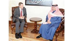 الشيخ مبارك الدعيج مستقبلا السفير الأمريكي