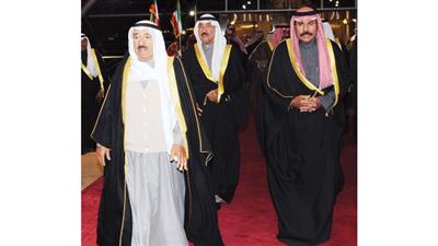 سمو الأمير لدى وصوله إلى البلاد وفي استقبال سموه سمو ولي العهد