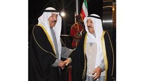 سمو الأمير مصافحاً الشيخ جابر العبدالله