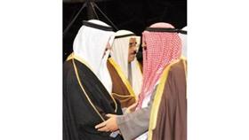 سمو الشيخ جابر المبارك مصافحاً الشيخ مشعل الأحمد