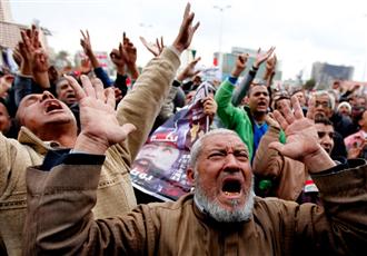 متظاهرون غاضبون في ميدان التحرير أمس (رويترز)
