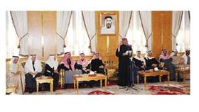 الحضور في ديوان الغنام يستمعون إلى البيان