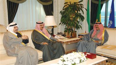 سمو ولي العهد مستقبلاً الشيخ صباح الخالد والشيخ حمد جابر العلي