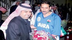 المعتزل السهو يقدم باقة ورد الى الشيخ خالد الفهد