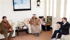 الزميل وليد الجاسم مستقبلاً السفير الكندي بحضور الزميل حسام فتحي