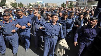 عسكريون يمنيون في تظاهرة لتغيير قائد القوات الجوية (أ.ف.ب)