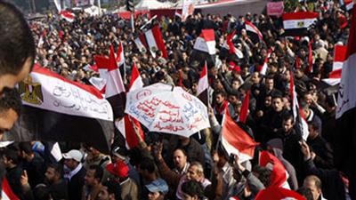 المصريون بعد عام من ثورتهم بين محتفلين بالإنجازات ومحتجين ضد العسكر