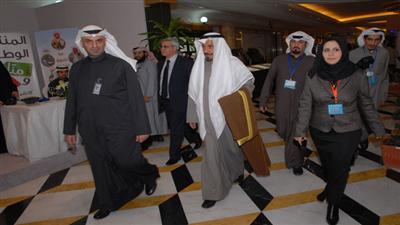 وزير الاسكان خلال جولته في المعرض