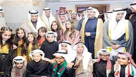 رئيس الوزراء ومحمد البصيري وجابر العلي وأحمد المليفي والشيخ سلمان الحمود وعدد من زهرات الكويت