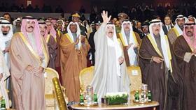 سمو الأمير محيياً مستقبليه بحضور سمو ولي العهد والشيخ جابر العبدالله والشيخ مشعل الأحمد
