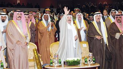 سمو الأمير محيياً مستقبليه بحضور سمو ولي العهد والشيخ جابر العبدالله والشيخ مشعل الأحمد