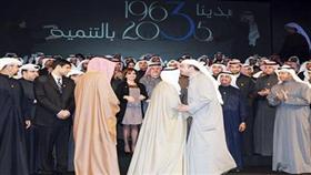 يوسف المرزوق يطبع قبلة على رأس سمو الأمير