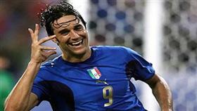 لوكاتوني «يهجر» السيدة إلى النصر