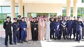 الفريق عبدالله الفارس وقيادات محافظة حولي أثناء رفع العلم
