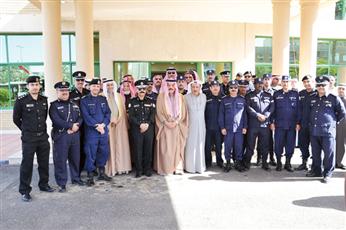 الفريق عبدالله الفارس وقيادات محافظة حولي أثناء رفع العلم