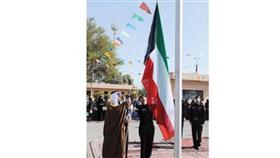 الشيخ مبارك الحمود يرفع علم الكويت