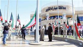 الشيخ علي العبدالله يرفع العلم