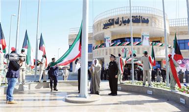الشيخ علي العبدالله يرفع العلم
