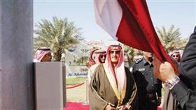 الشيخ إبراهيم الدعيج أثناء رفع العلم