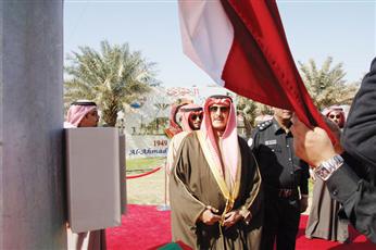 الشيخ إبراهيم الدعيج أثناء رفع العلم