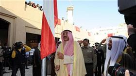 الشيخ صباح الخالد يرفع علم الكويت أمام كشك مبارك