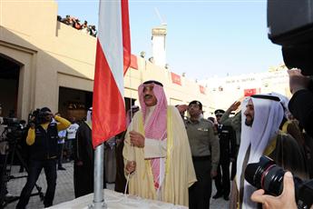 الشيخ صباح الخالد يرفع علم الكويت أمام كشك مبارك