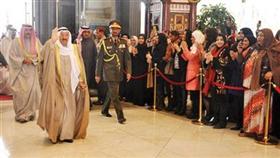 سمو أمير البلاد محيياً مستقبليه أثناء وصوله إلى مقر الاحتفال