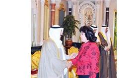 سمو الأمير مصافحاً الشيخة د. ميمونة الصباح
