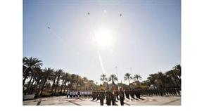 عرض بالطيران وفي الاطار مروحية تحمل علم الكويت