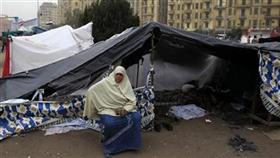 سيدة تعتصم في ميدان التحرير للمطالبة برحيل المجلس العسكري (أ.ف.ب)