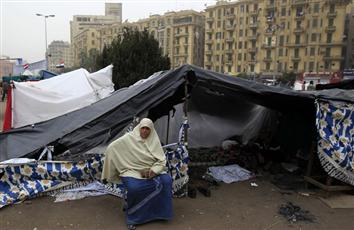 سيدة تعتصم في ميدان التحرير للمطالبة برحيل المجلس العسكري (أ.ف.ب)