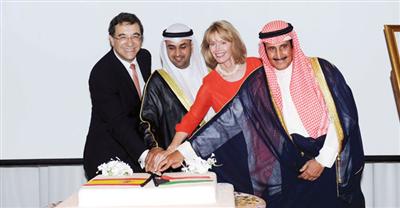 الوزير د.نايف الحجرف ود.ابراهيم الدعيج والسفير الاسباني اثناء قطع قالب حلوى الاحتفال