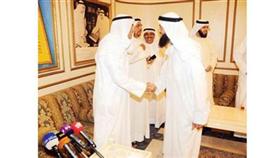 السعدون مستقبلا السلطان في ديوانيته خلال اجتماع الأغلبية